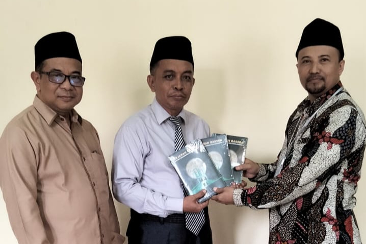 Kepala Perpustakaan IAIN Madura Terima Hibah Buku "Sejarah Bassra: Potret Perjuangan Ulama Madura"
