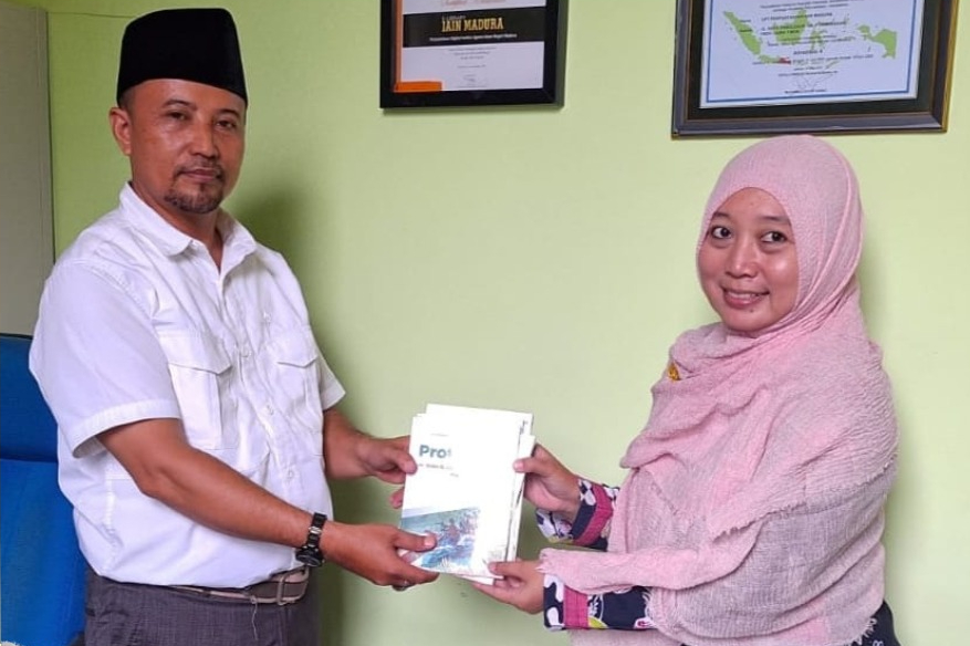 Kepala Perpustakaan IAIN Madura Terima Hibah Buku "Protangen" dari Dosen