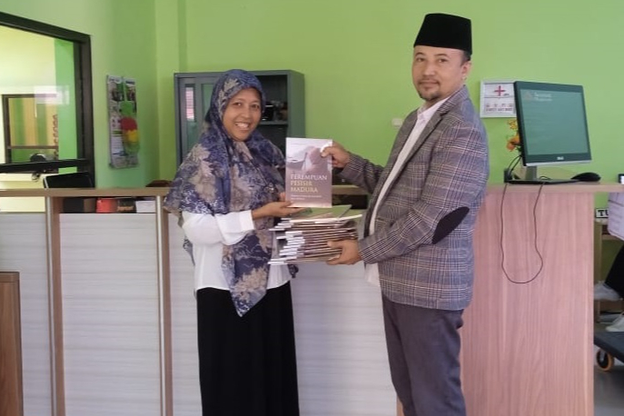 Kontribusi untuk Pendidikan: Hibah Buku dari Dr. Sakinah Sahal, M.E.I Untuk Perpustakaan IAIN Madura