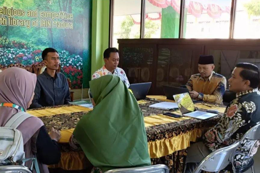 Kepala Perpustakaan IAIN Madura Sambut Tim Resertifikasi Audit Internasional ISO (QMS ISO 9001:2015 DAN EOMS ISO 21001:2018) Decra Group Indonesia (DGI)