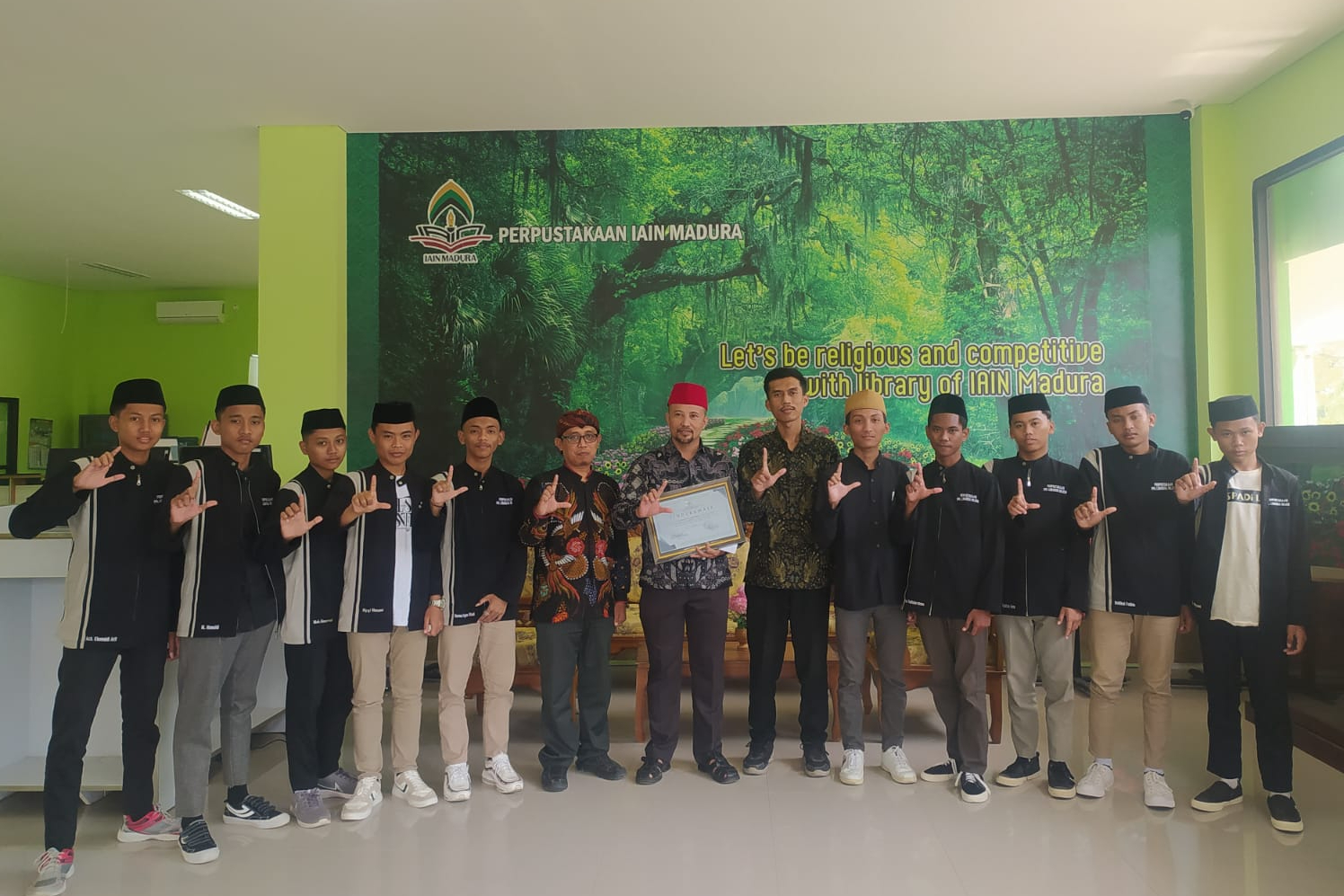 Perpustakaan IAIN Madura Menyambut Hangat Pengurus PP. Annuqayah Lubangsa Selatan Guluk â€“ Guluk Sumenep dalam Kegiatan 'Study Visit'