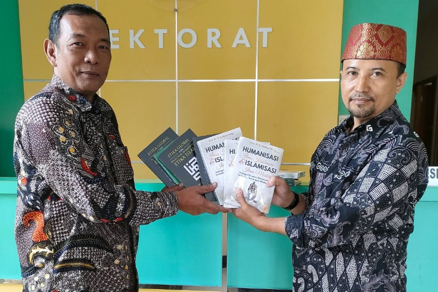 Kepala Perpustakaan IAIN Madura Terima Hibah Buku Berharga dari Profesor Universitas Islam Negeri Walisongo Semarang