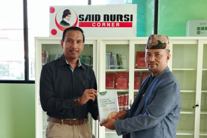 Hibah Buku dari Dr. Abd. Ghofur, M.Pd  Menambah Koleksi Perpustakaan IAIN Madura