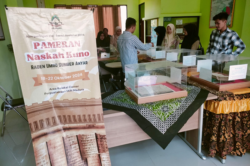 Sambut Hari Santri 2024: Pameran Naskah Kuno di Perpustakaan IAIN Madura Tarik Minat Civitas Akademika