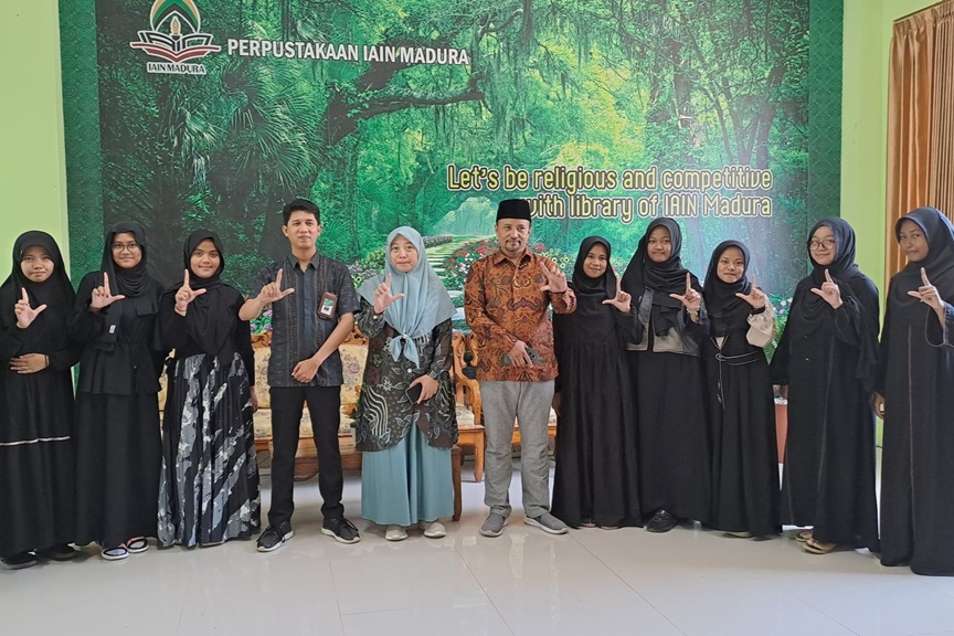 Santriwati Islamic Boarding School Padepokan Kyai Mudrikah Kembang Kuning Mengunjungi Perpustakaan IAIN Madura