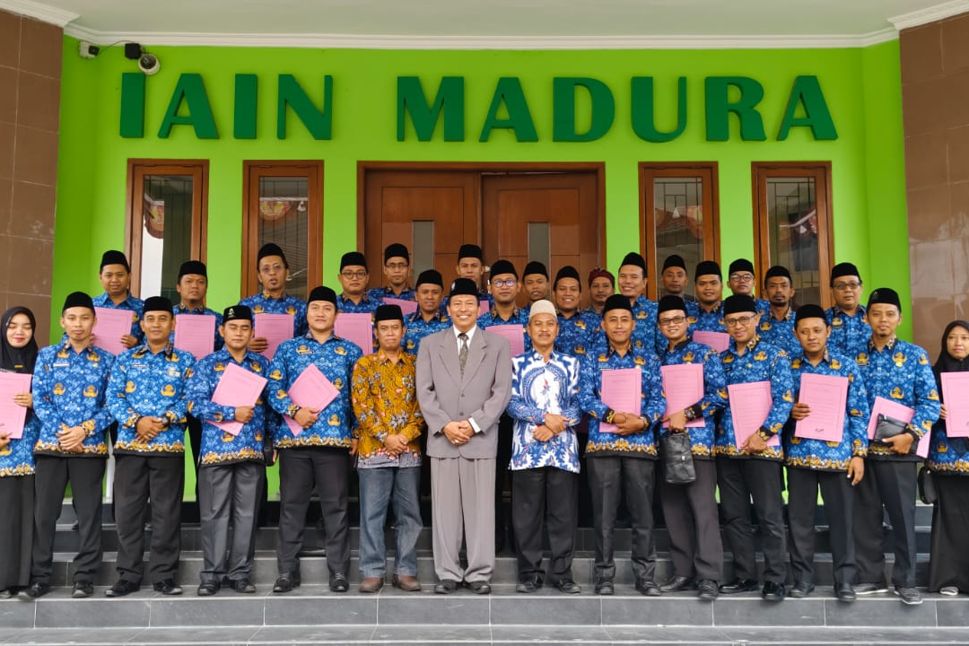 Pelantikan Pegawai Pemerintah dengan Perjanjian Kerja (PPPK) IAIN Madura : Bapak Fathan Bashori, S.Kom sebagai Pranata Komputer IAIN Madura