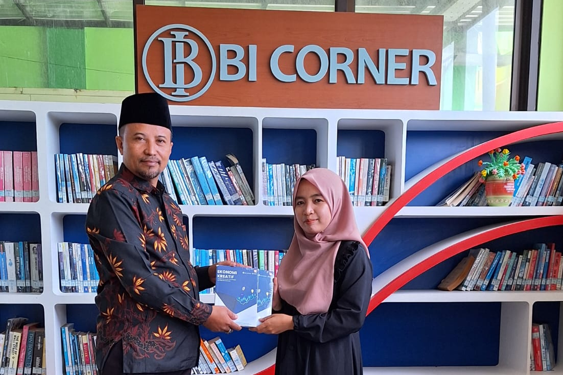 Inisiatif Positif: Buku "Ekonomi Kreatif" Creative Economy As Inspiration For Great Businessman Dihadirkan oleh GenBi IAIN Madura untuk Pengunjung Perpustakaan