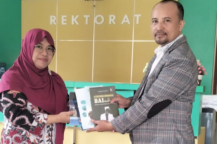 Dukung Literasi : Perpustakaan IAIN Madura Terima Hibah Buku dari Ibu Hj. Iswah Adriana, S.Ag., M.Pd.